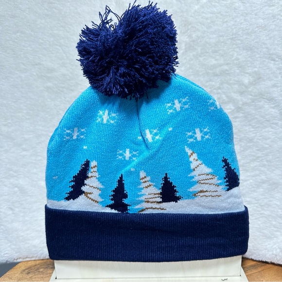 New LED Christmas Beanie With Pom Pom And 3 Flashing Modes - Picture 6 of 6